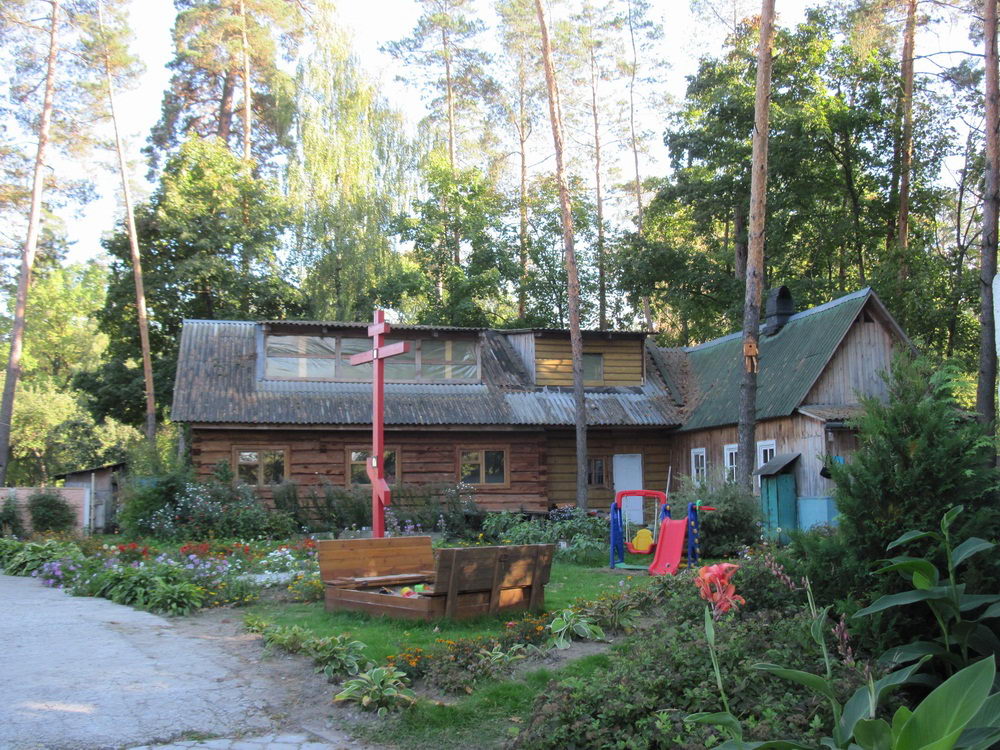 Свята-Ціхвінская царква ў Чонках. Прыходскія будынкі