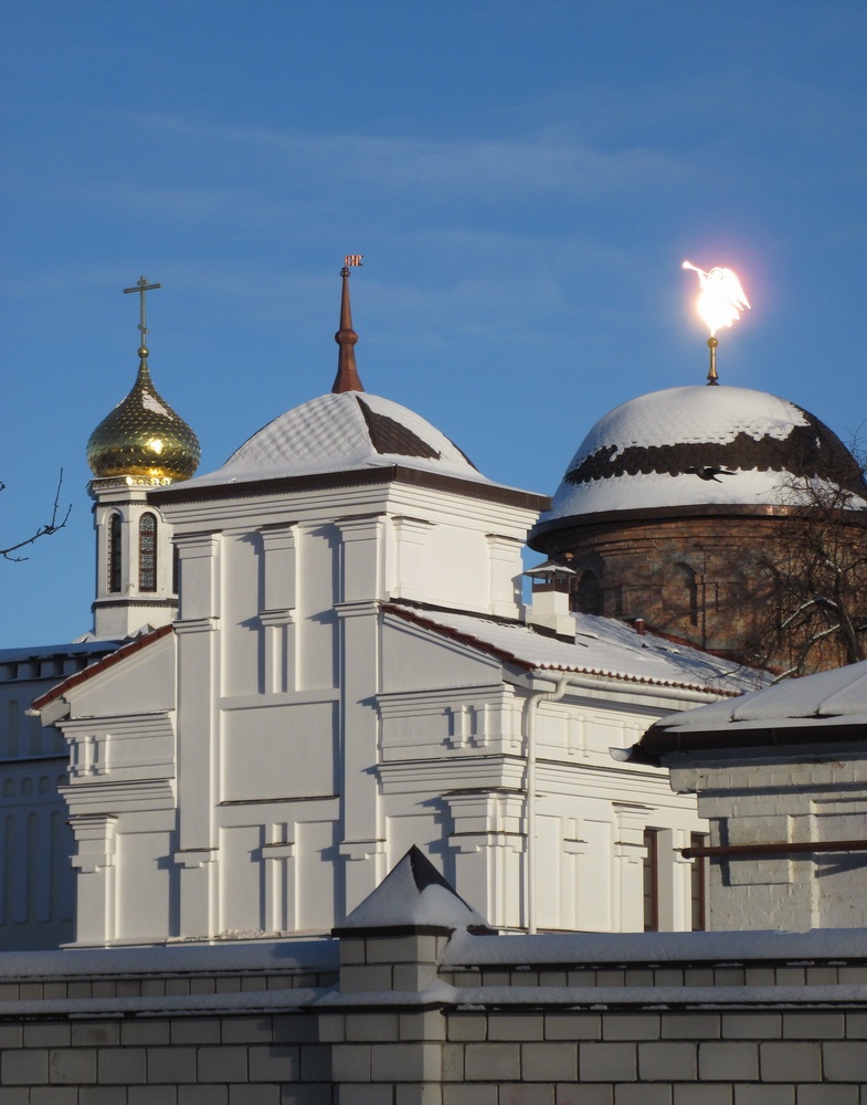 Па-над дахамі Свята-Мікольскага манастыра
