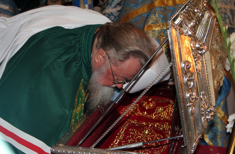 Metropolitan of Warsaw and All Poland Sawa venerating relics of St. Gabriel of Zabłudów