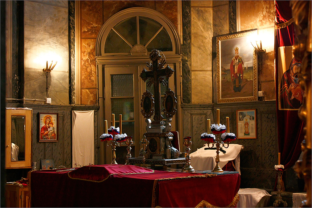 У олтару  - In the altar