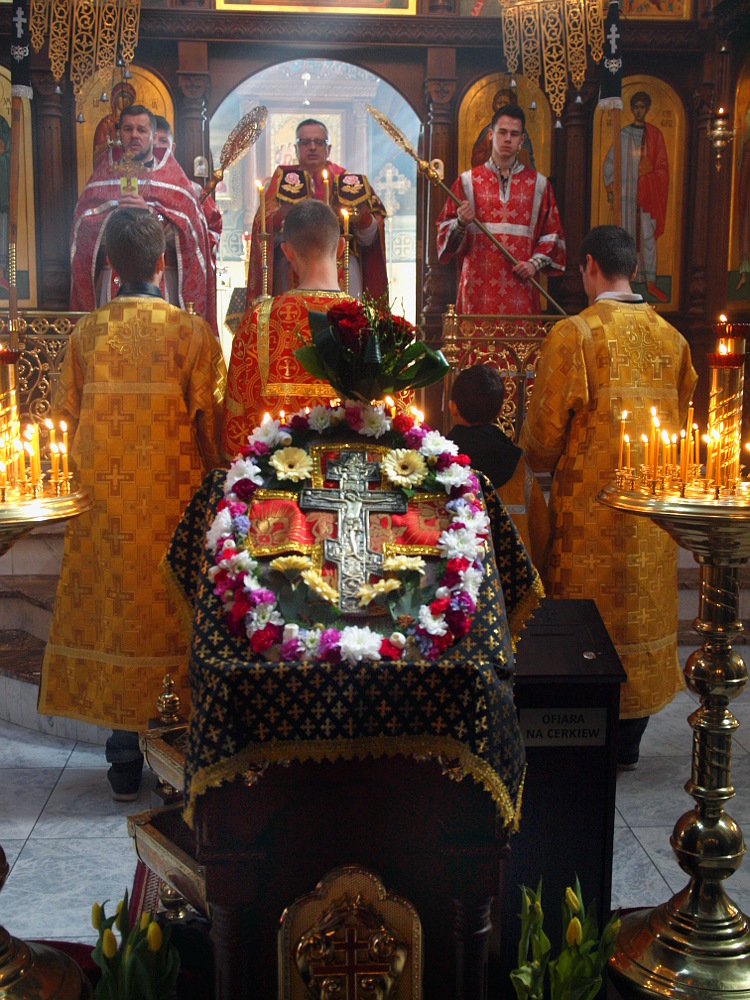 Adoracja Krzyża Świętego