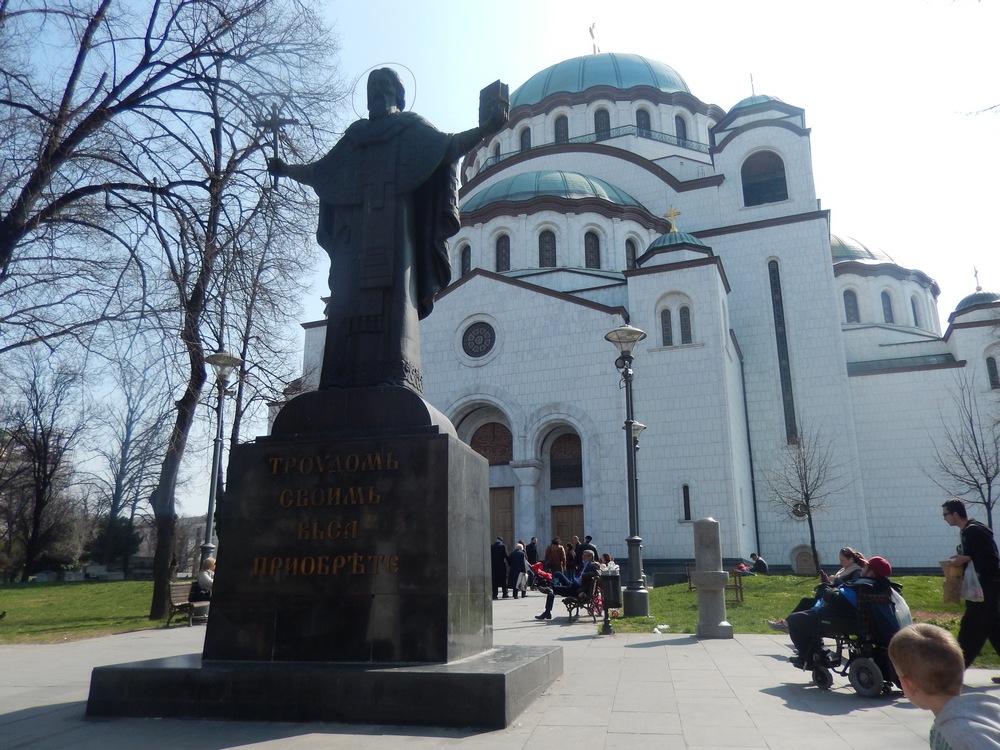 Споменик светом Сави у дворишту храма