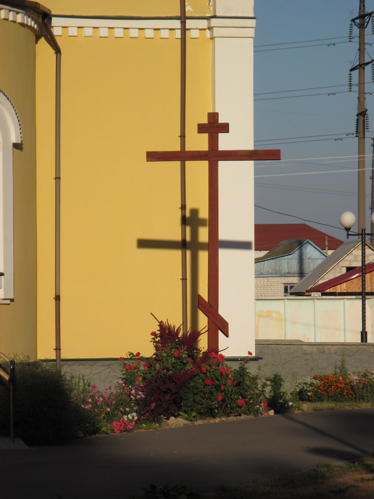 Крыж каля царквы Казанскай іконы Божай Маці ў пас. Брылёў (Мічурынскае).