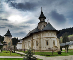 Florina 
Sfanta Manastire Putna 
60 
2016-04-26 21:35:31