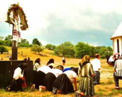Alexsi 
Devotional fevor can be felt in Romania 
2016-04-27 21:25:45