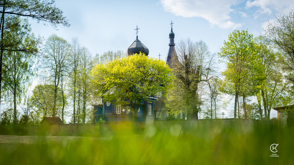 Cerkiew w Puchłach w wiosennej szacie