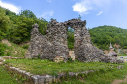calugaru 
Manastirea Vodita, Mehedinti - 2016 - 2 
2016-05-10 20:09:36