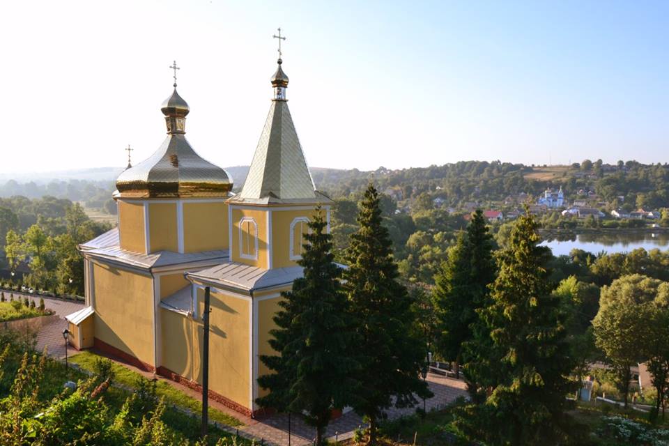 Храм осяяний ний сонцем * Świątynia oświetlona przez słońce * Temple illuminated by the sun
