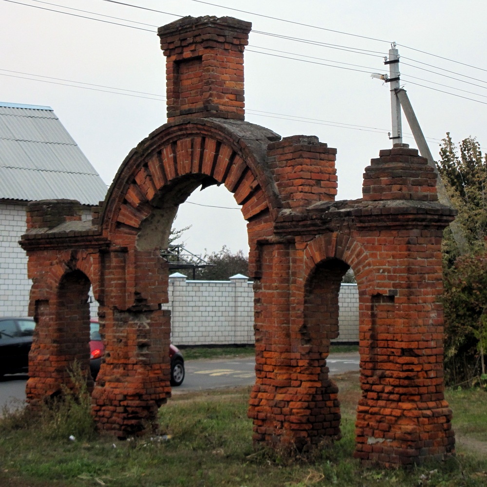 Святыя вароты зруйнавана страабрадніцкага прыхода ў Мільчы.