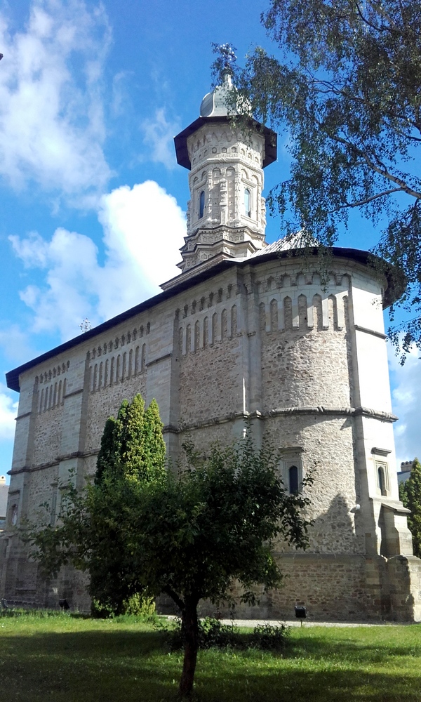 Храм у Манастиру Драгомирна 