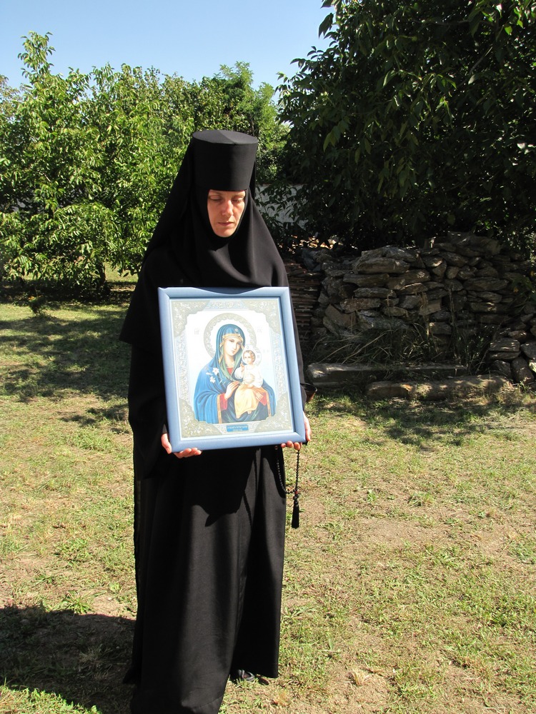 Мон ахиња