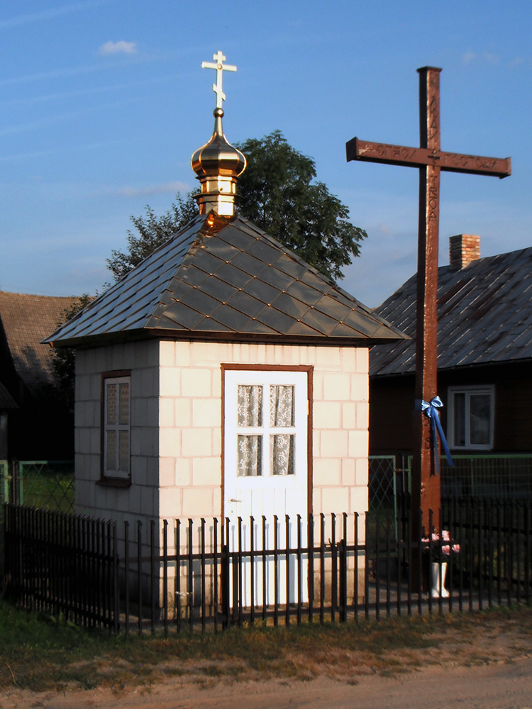 Przydrożna kapliczka i krzyż