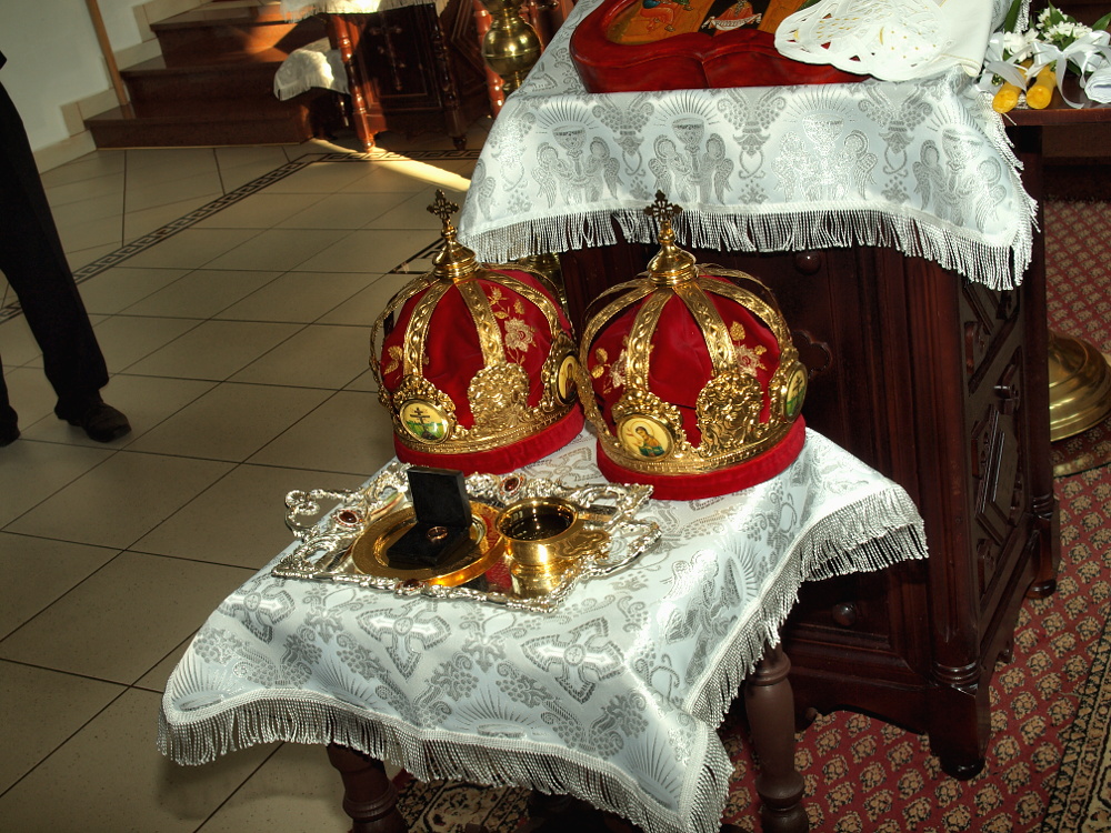 Korony ślubne.