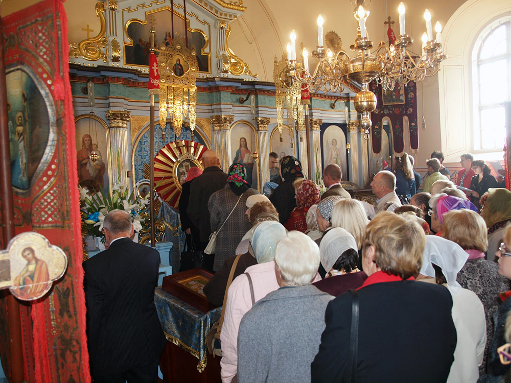 Wierni przed ikoną  ikoną Leśniańskiej Bogarodzicy.