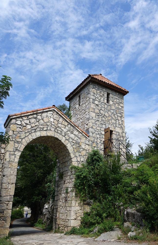 The entrance to Mocameta monastery