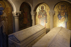 jarek1 
Sts. king Mirian and queen Nana reliquaries in Samtavro monastery 
2016-10-03 22:14:23