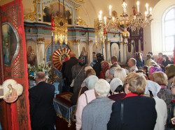 szolucha.w 
Wierni przed ikoną  ikoną Leśniańskiej Bogarodzicy. 
2016-10-04 20:36:04