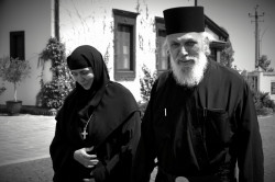 s.nektaria 
Матушка Арсения c отцом Фомой из келии Фомадов (скита Малой Святой Анны) 
2016-10-21 14:37:12