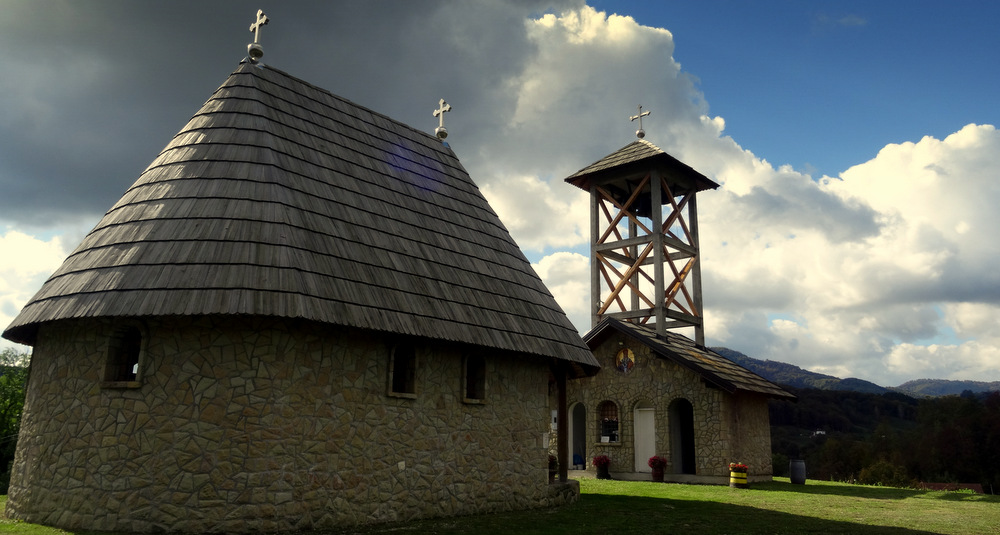Храм у селу Мачковац, Лопаре, Република Српска. Усташе га спалиле, сад се обнавља-