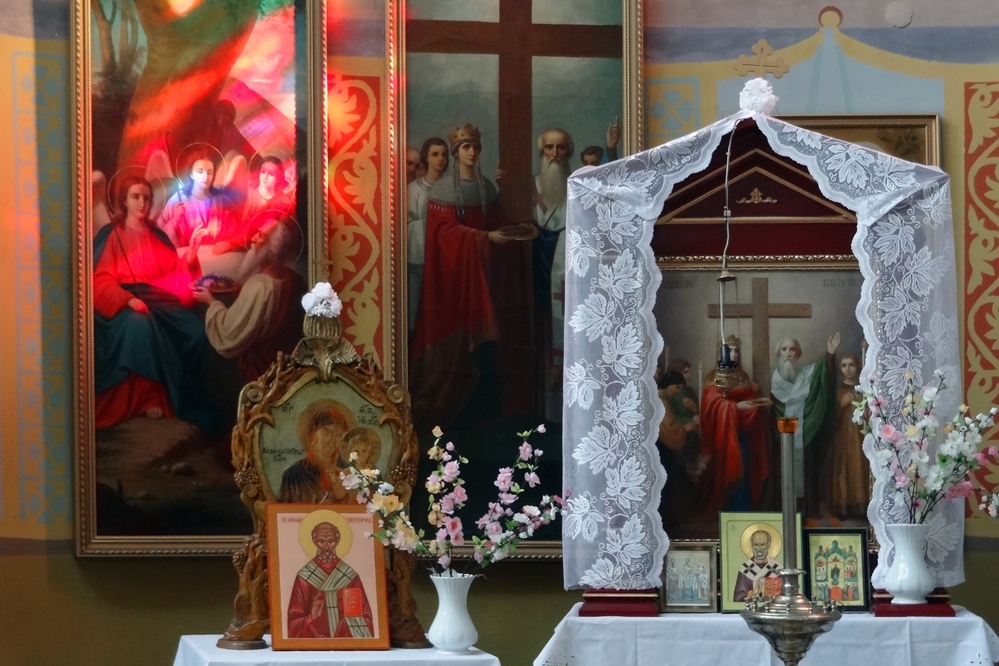Cerkiew Podwyższenia Krzyża Pańskiego w Jałówce - fragment wnętrza w wystroju wielkanocnym