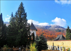 ursache 
Pangarati monastery - Fall and winter hold hands with one another 
2016-12-02 22:22:33