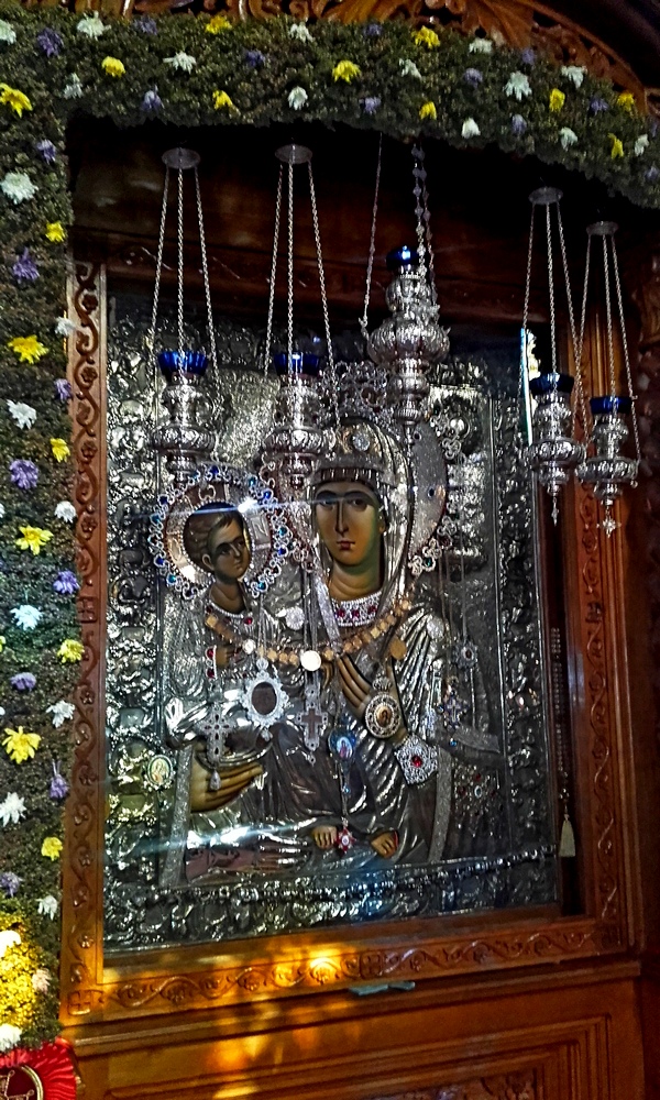 Богородице дјево,   радуј се благодатна ,  Господ је с тобом  !