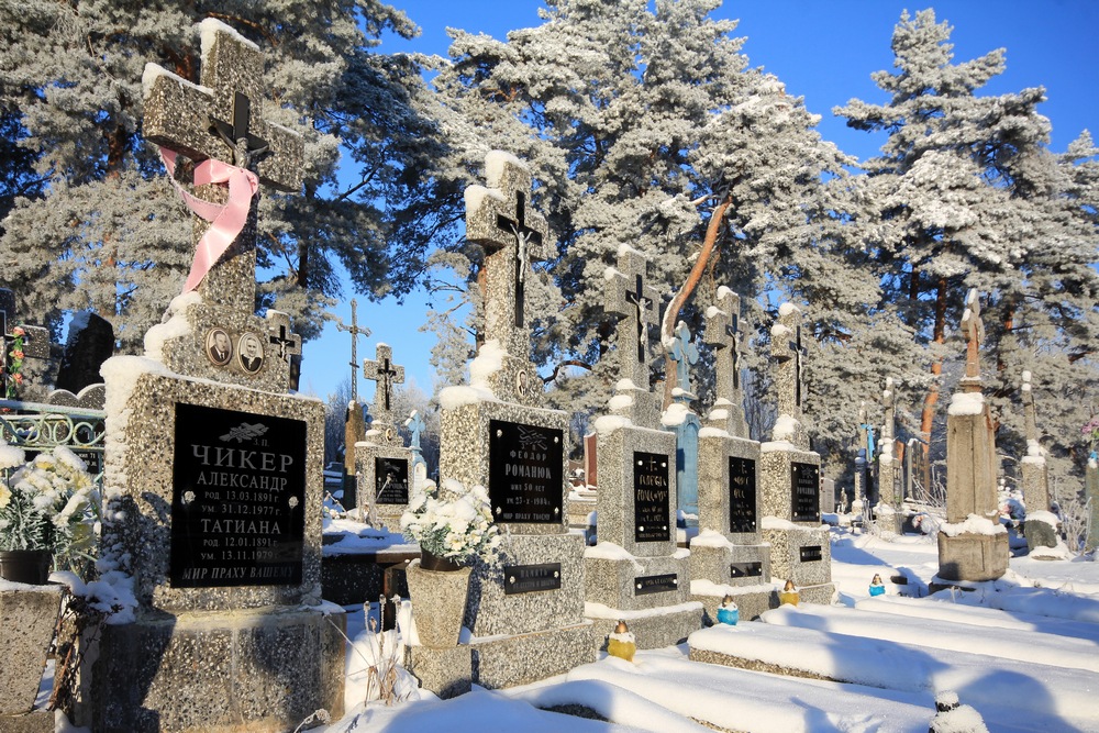 Graves on Leniewo cementary