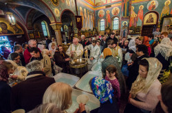 Vlutes 
Faithful take Holy Water for use in their homes 
2017-01-23 22:38:44