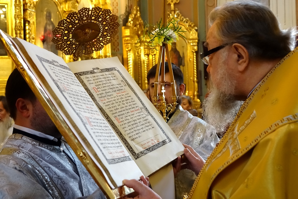 Metropolitan Sawa of Warsaw and All Poland reading the Gospel