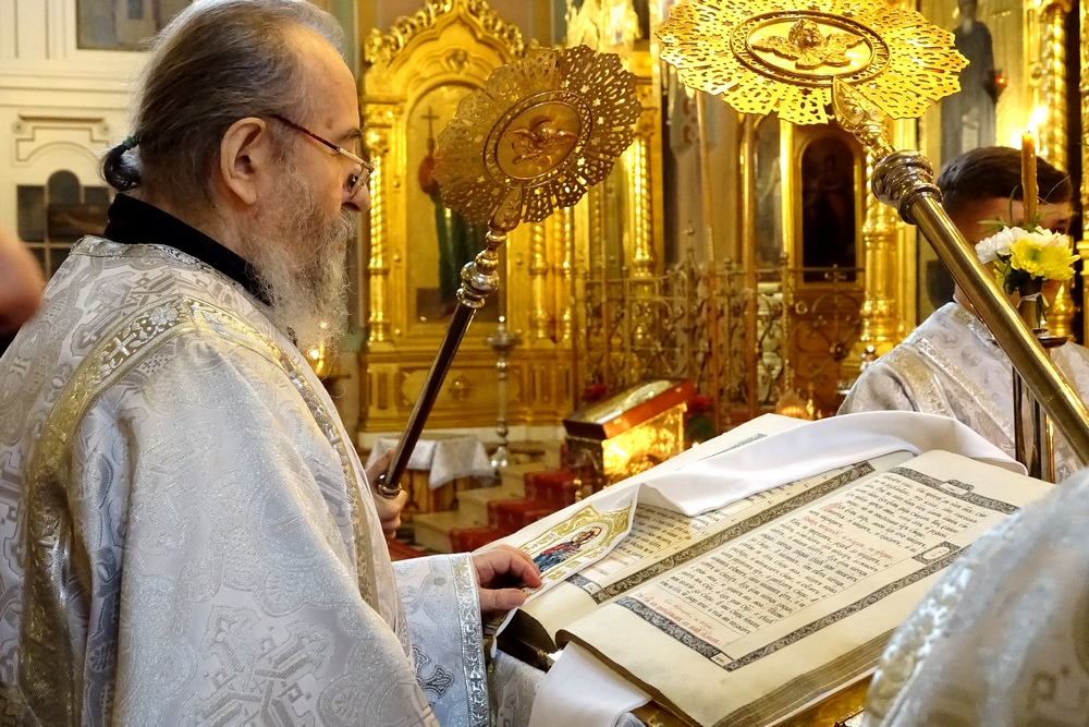 Archideacon Vladimir readins an Apostle