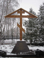 memorial 
Памятны крыж каля сабора. 
2017-02-14 15:09:48
