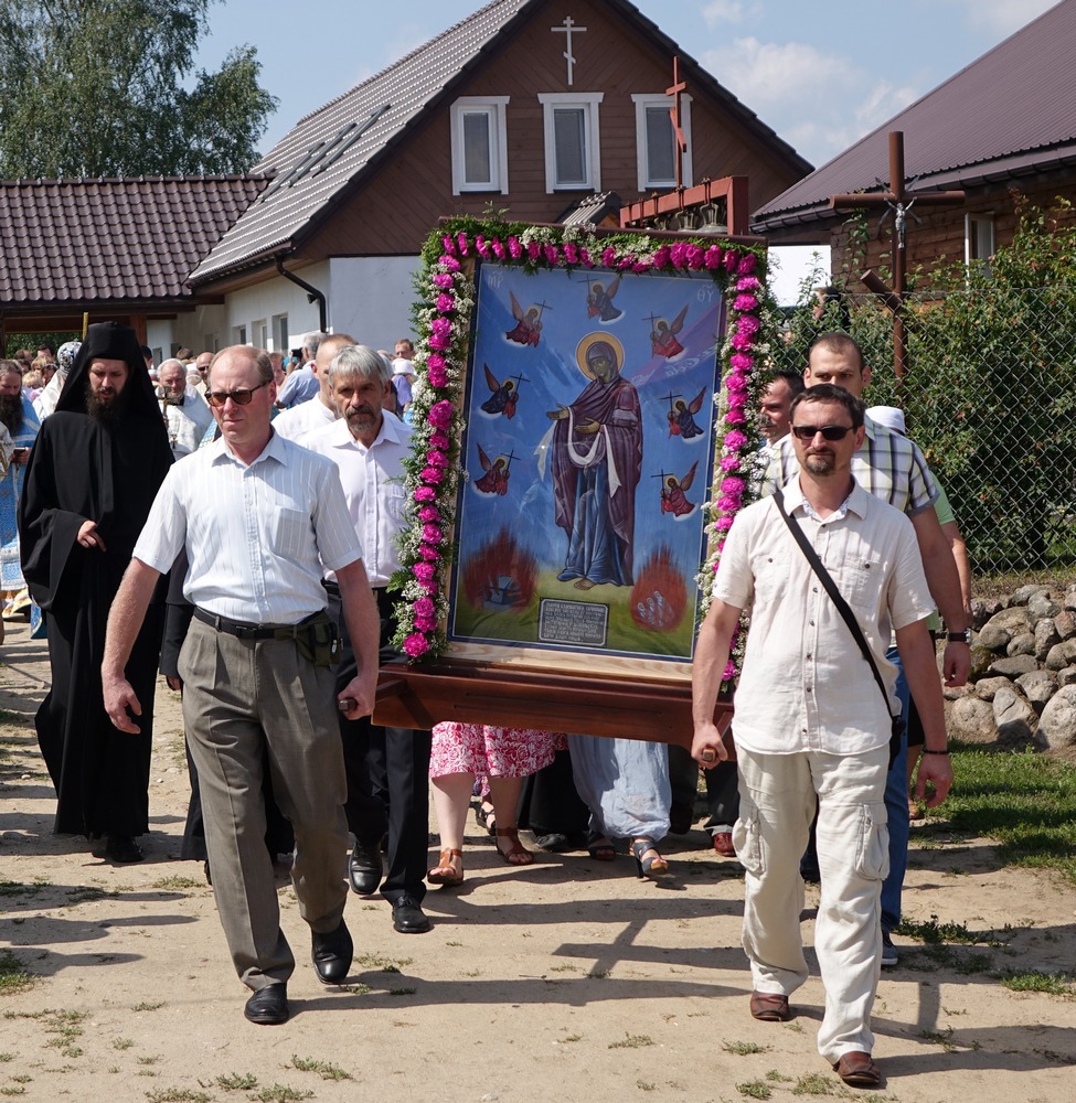 A procession with Zaleszanska icon of the Mother of God