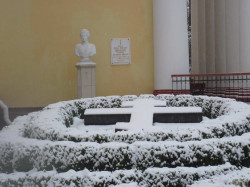 memorial 
Каля сабору. Месца спачыву князёўны Ірыны Паскевіч. 
2017-04-02 22:19:10