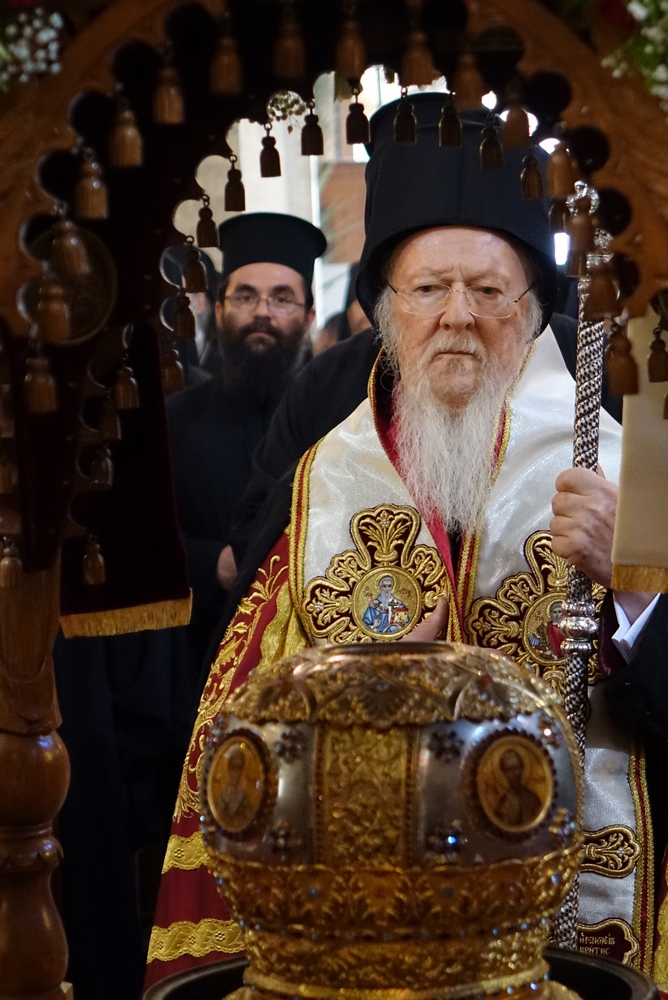 Patriarch Bartholomew in front of St. Titus relics in Heraklion&#039s cathedral