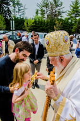 Vlutes 
Archbishop Nathaniel greeting the faithful after Liturgy 
2017-05-21 20:31:38
