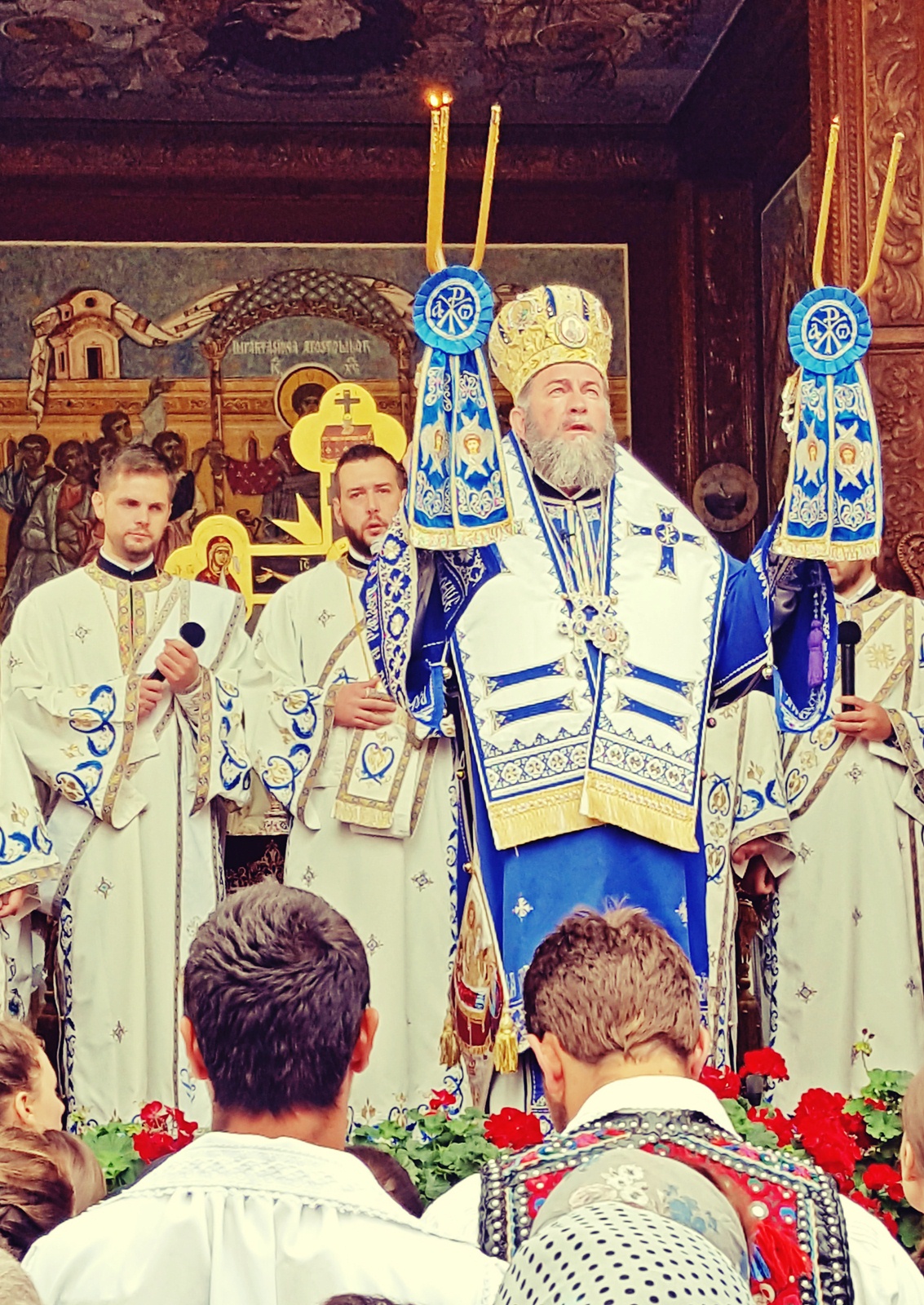 Întru mulţi şi fericiţi ani, Preasfinţitului Iustin Hodea !