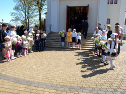 szolucha.w 
Oczekiwanie na powitanie arcybiskupa Abla. 
2017-06-05 21:33:22