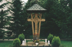 Pisoias 
A Cross 
2017-06-09 19:46:37