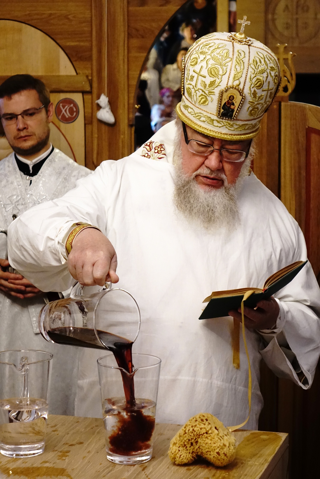 Metropolitan Sawa consecrating a church in Grabarka