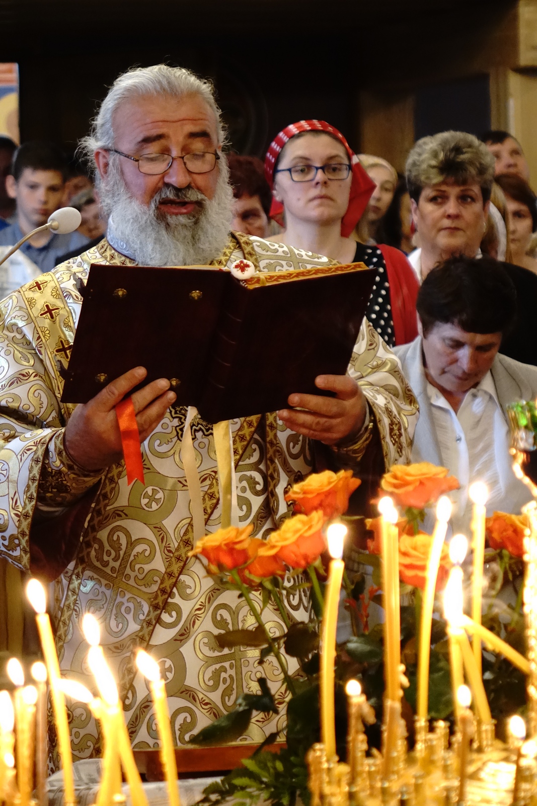 Archdeacon from Czerniowce reading the Apostle 