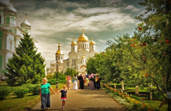 Святое Дивеево. На аллее к Преображенскому собору