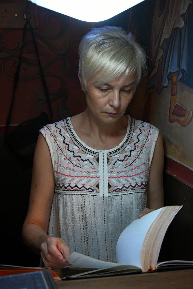За певницом