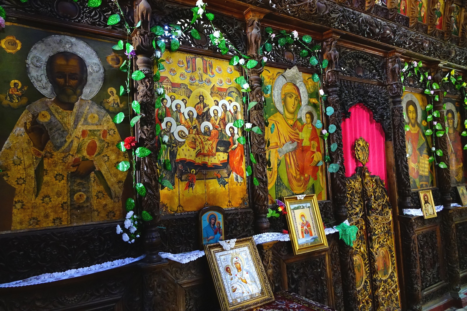 The iconostasis of the church of Batoshevski Monastery