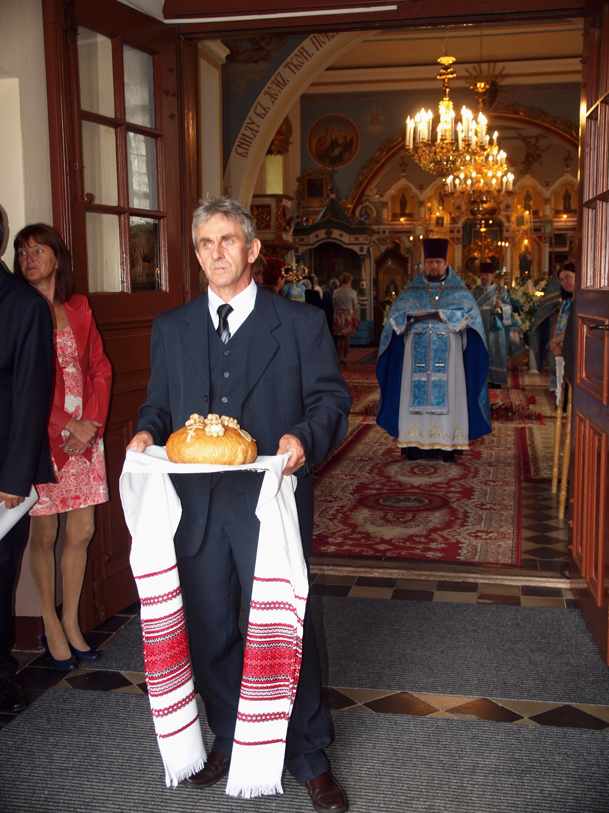 Oczekiwanie na powitanie Abp Abla.