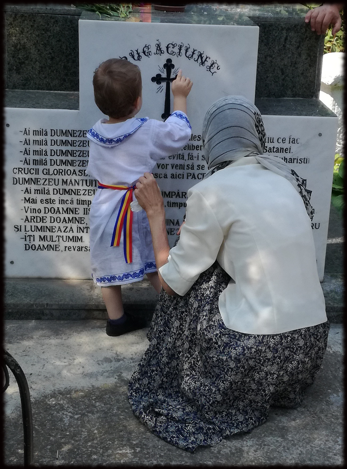 Child touch the Saint Cross