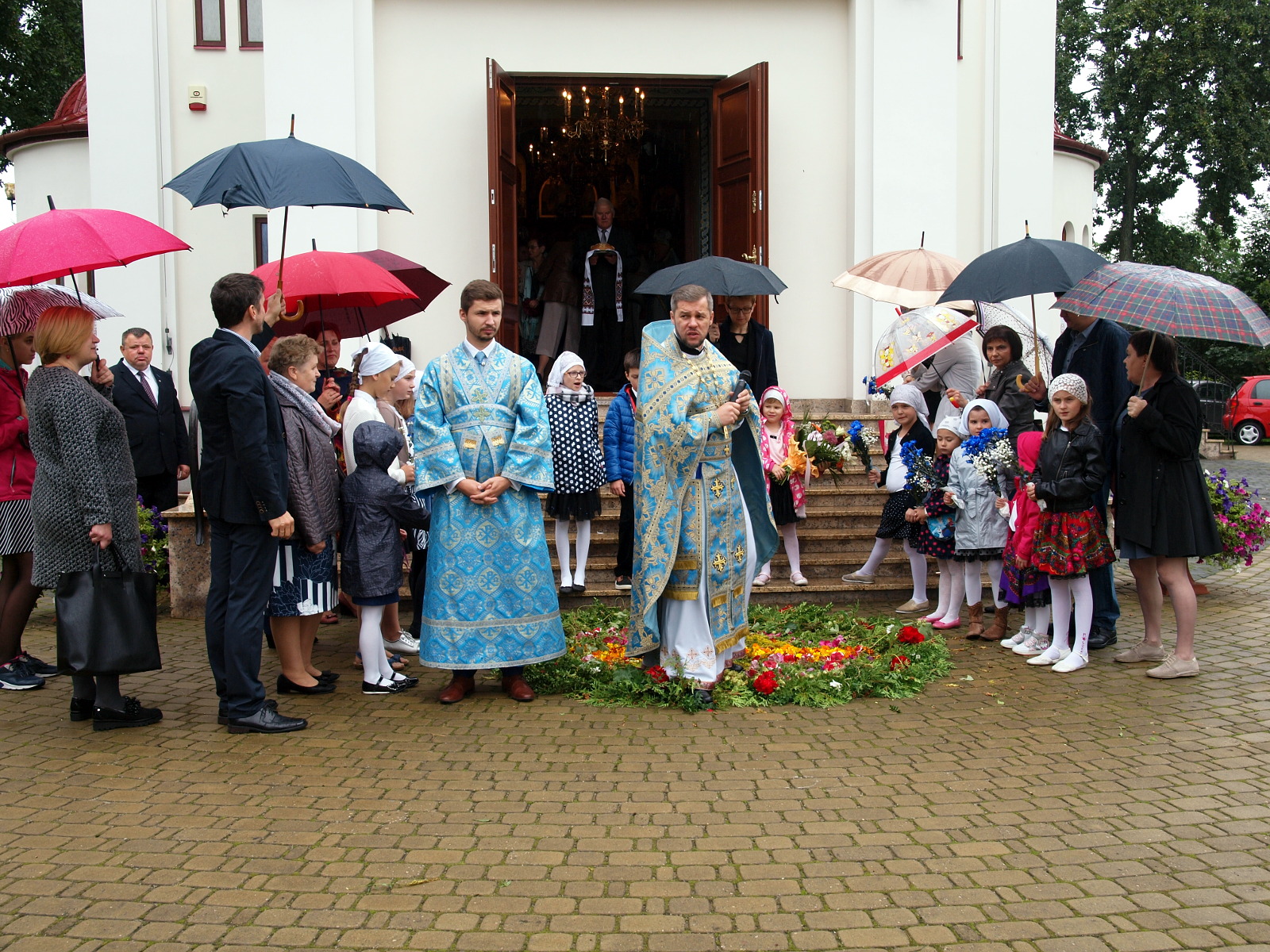Przygotowanie do powitania abp Abla.