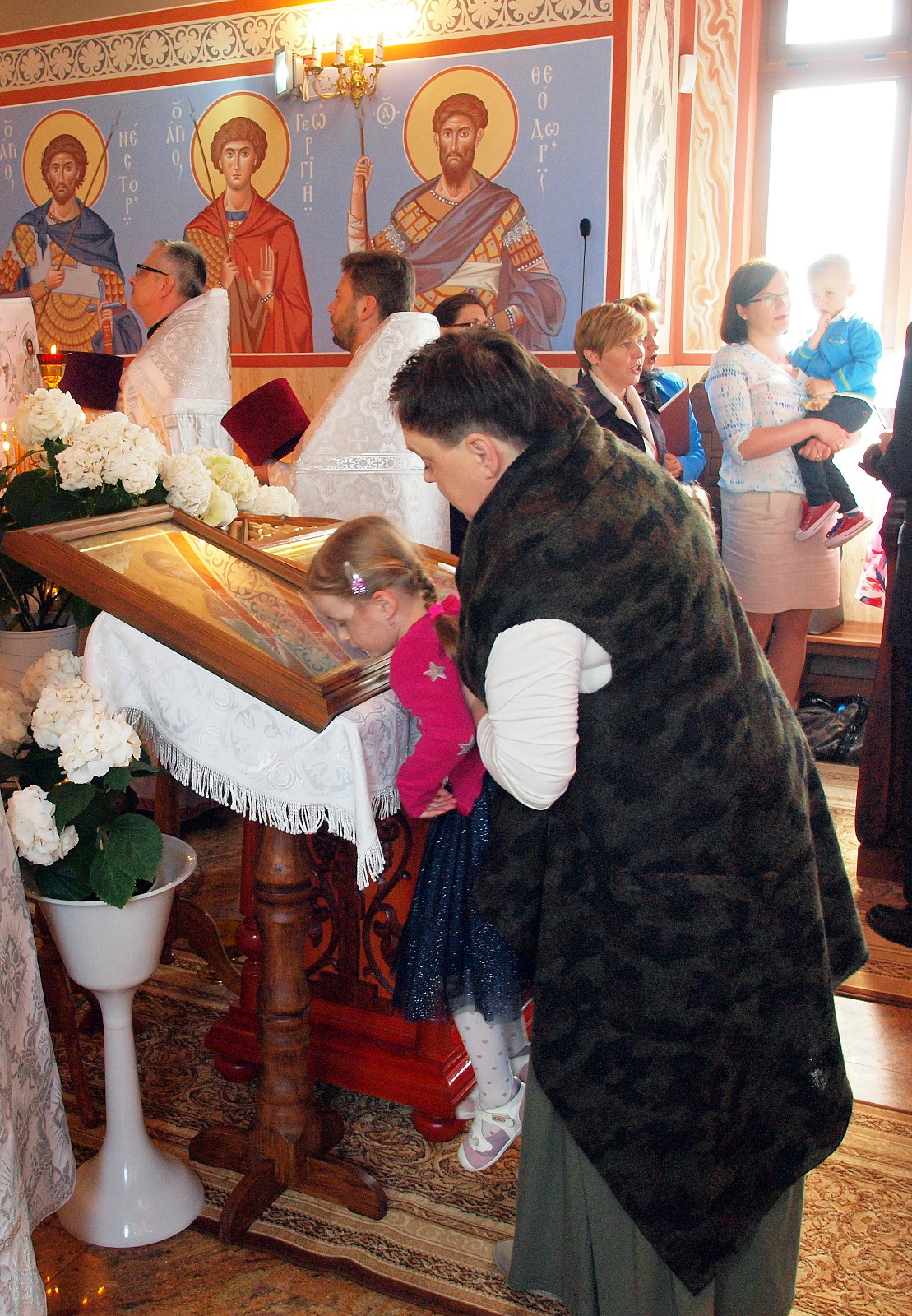 Przed ikoną.