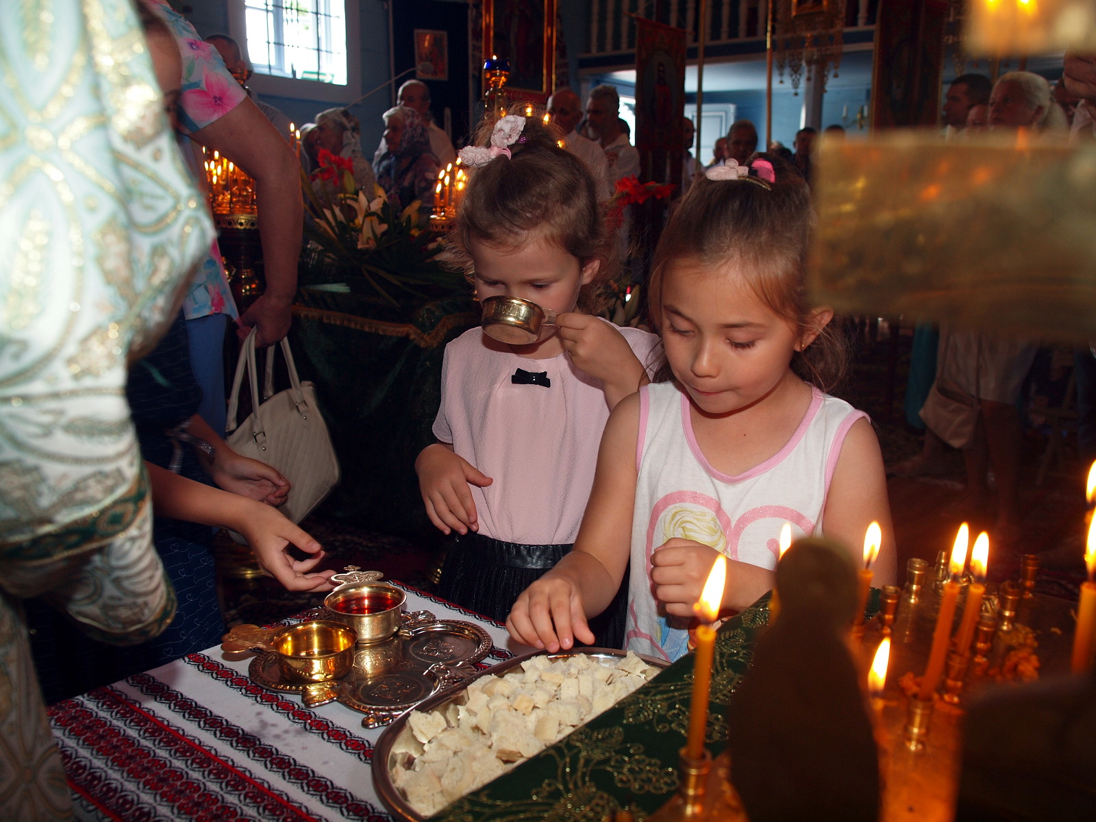 Dzieci w cerkwi(2)