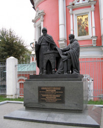 andrey 
Церковь Богоявления. Москва. Памятникам Иоанникию и Софронию Лихудам. 
2017-09-18 20:39:25