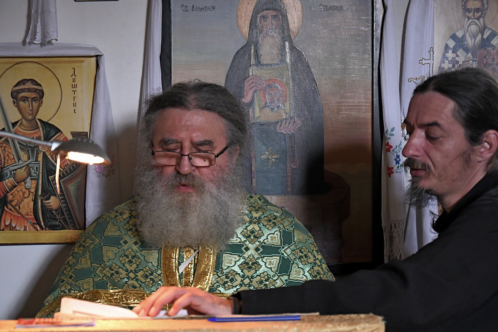 За певницом